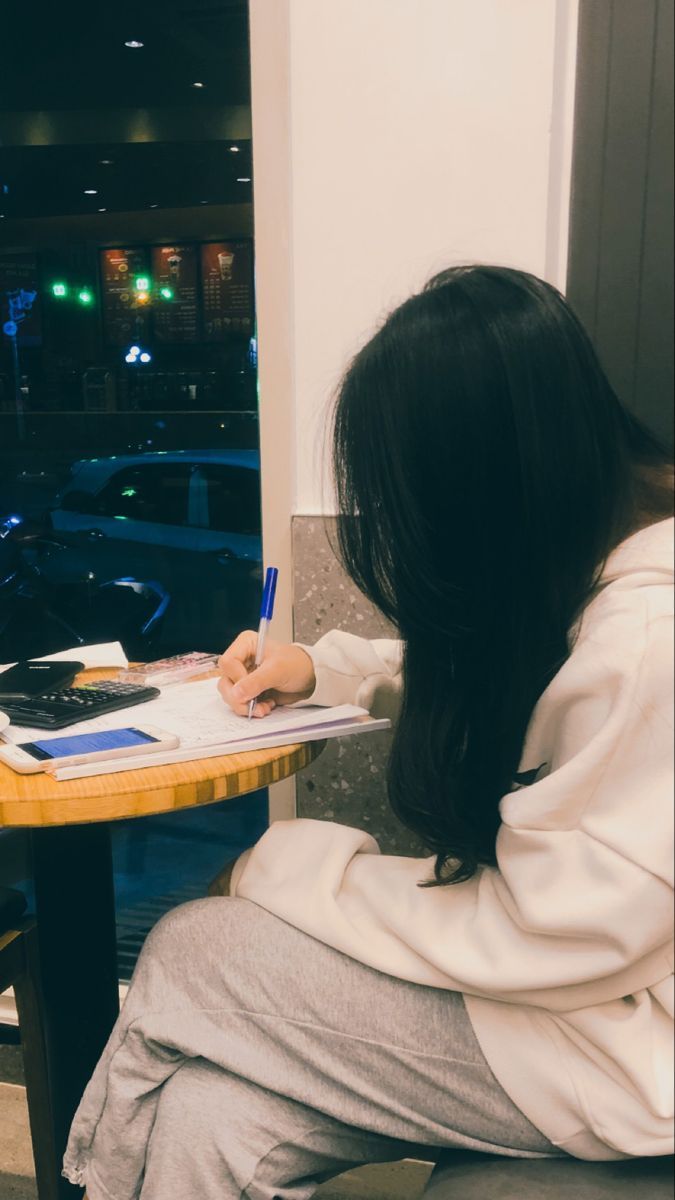 Gái xinh mặc áo dài và hoodie trong quán cà phê