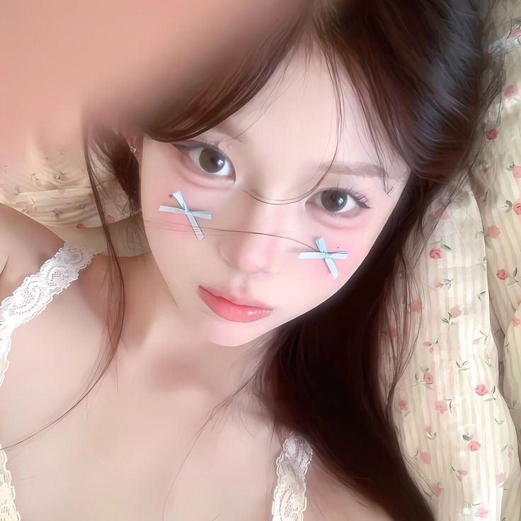 Gái xinh mặc áo hai dây trắng, dáng nằm thư giãn trên giường