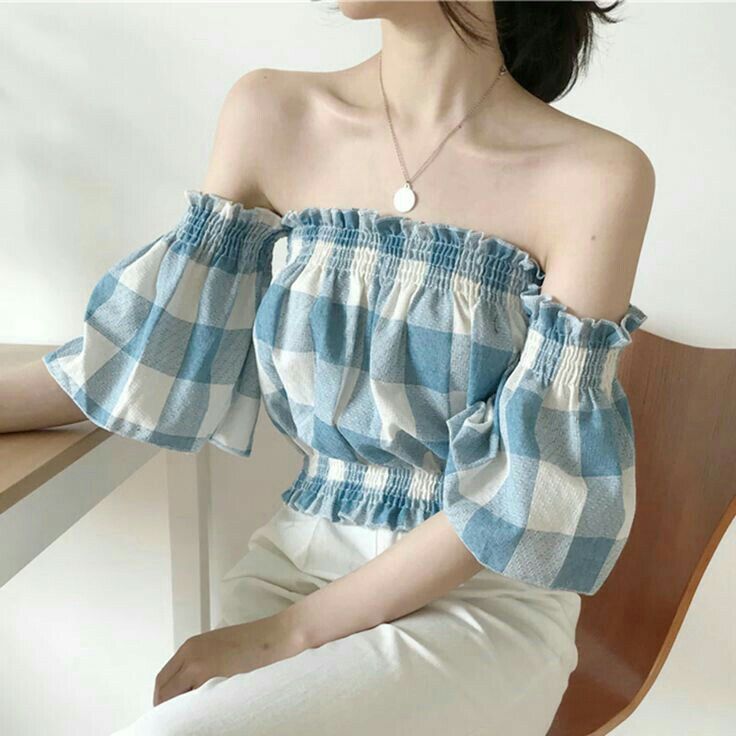 Gái xinh mặc áo khoét vai kẻ màu xanh trắng nổi bật