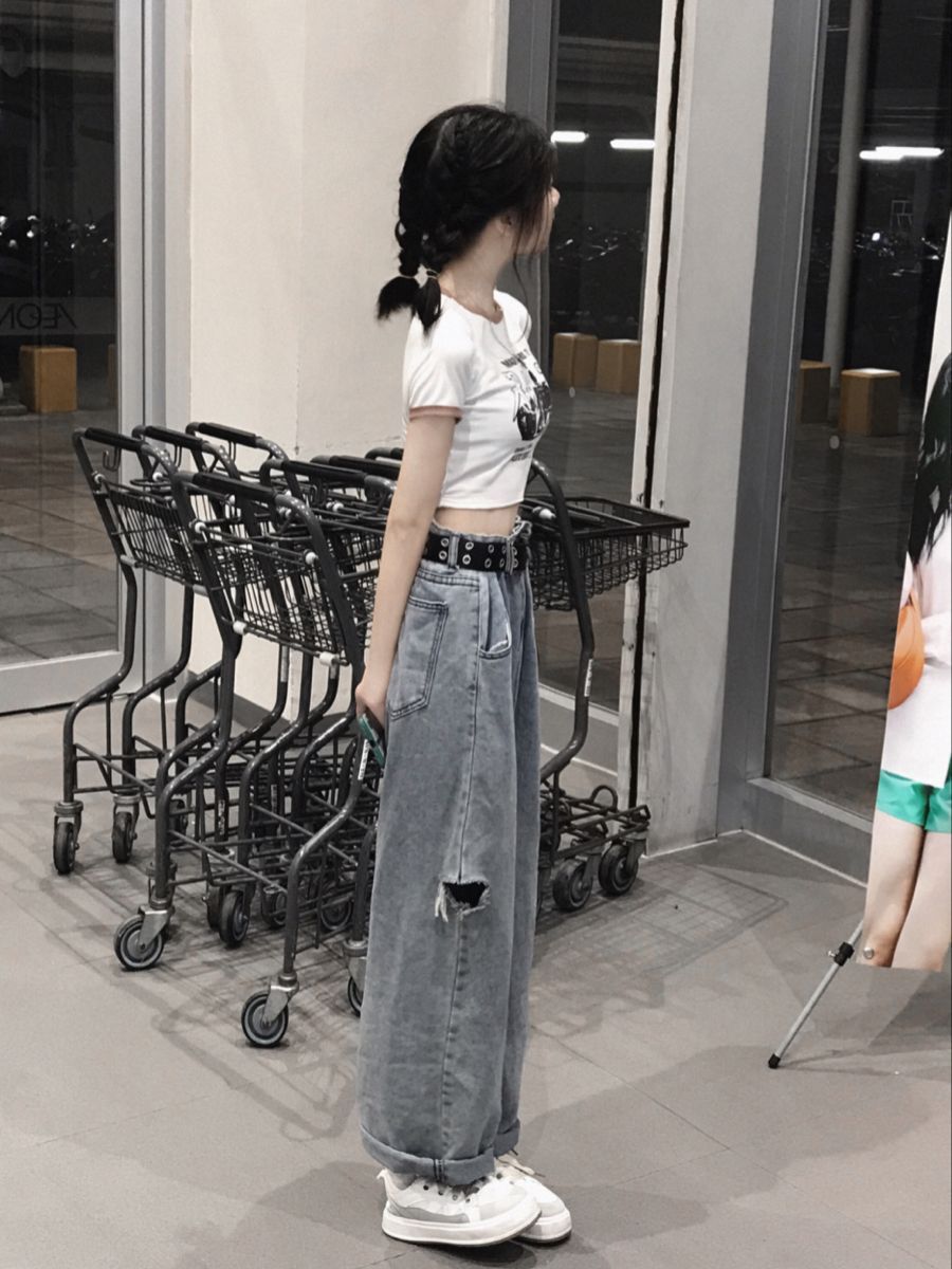 Gái xinh mặc áo phông trắng và quần jeans rộng