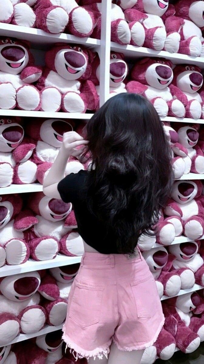 Gái xinh mặc áo thun đen và quần shorts hồng nổi bật