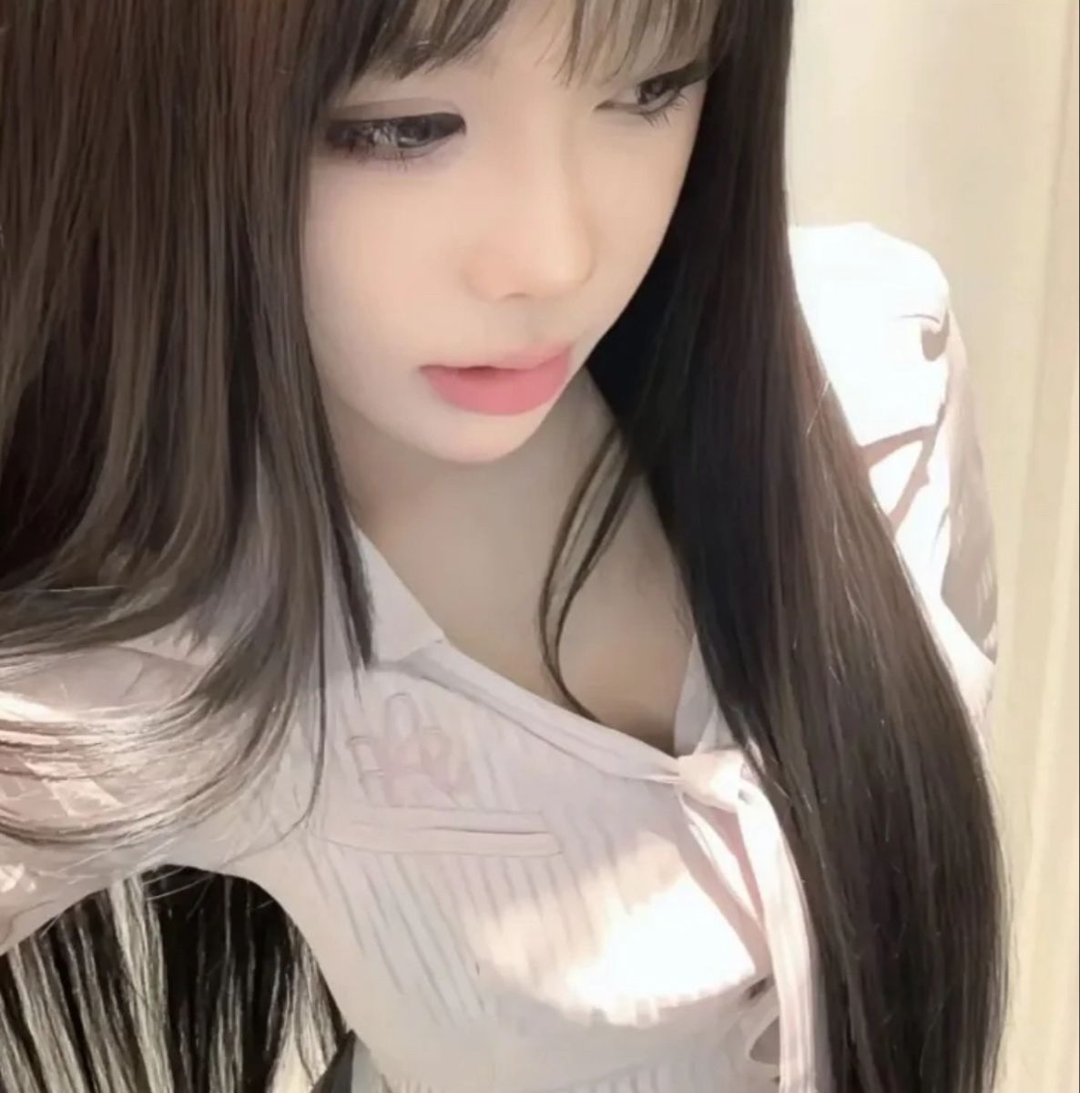 Gái xinh mặc áo trắng chụp selfie trong không gian nội thất sang trọng