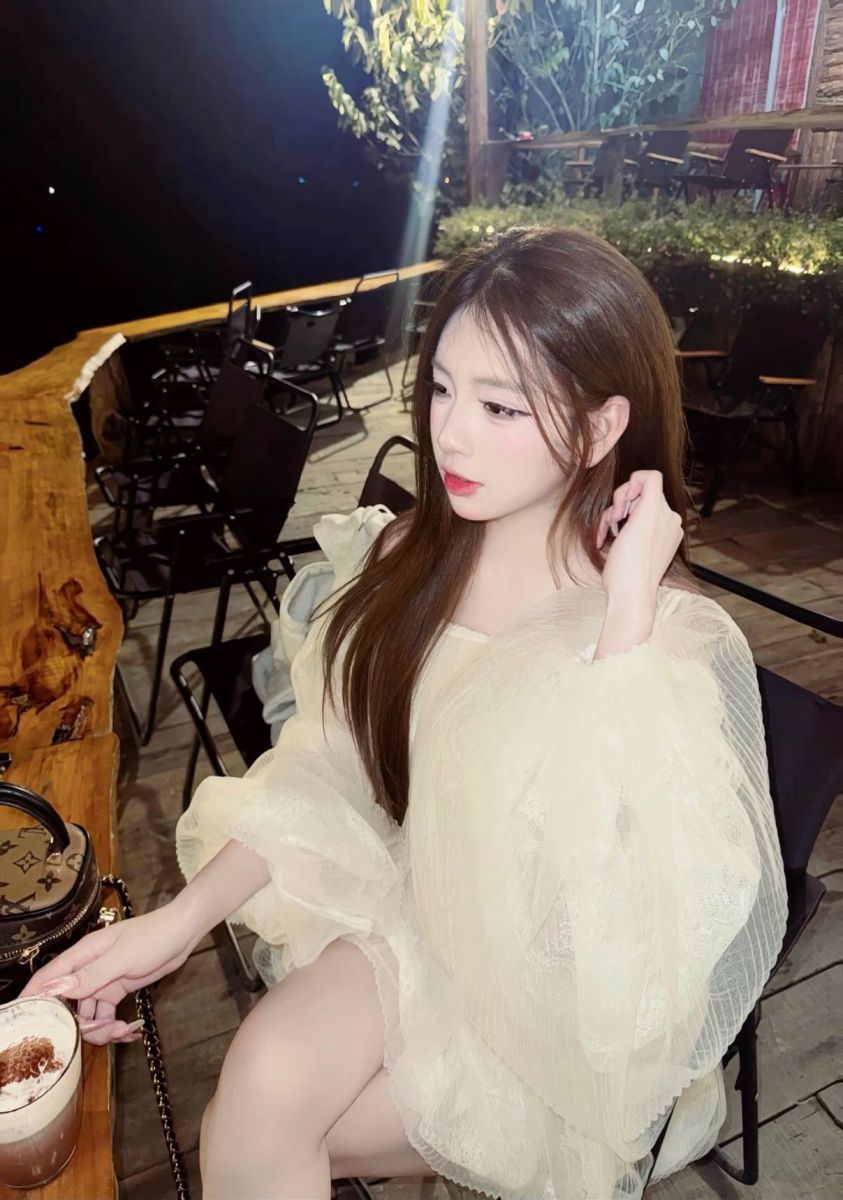 Gái xinh mặc áo trắng nhẹ nhàng bên quán cà phê