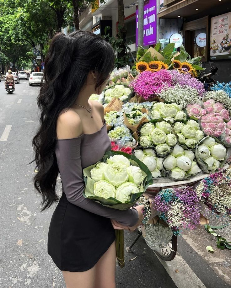 Gái xinh mặc áo tre vừa vải và chân váy ngắn dễ thương