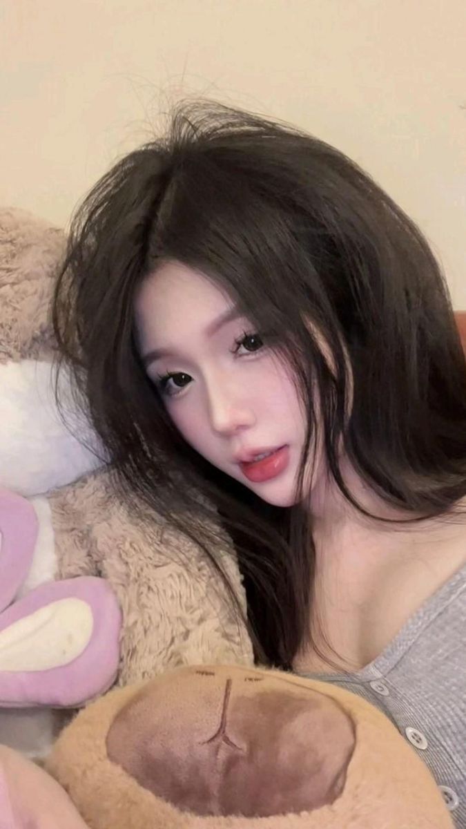 Gái xinh mặc áo trong suốt bên gấu bông dễ thương
