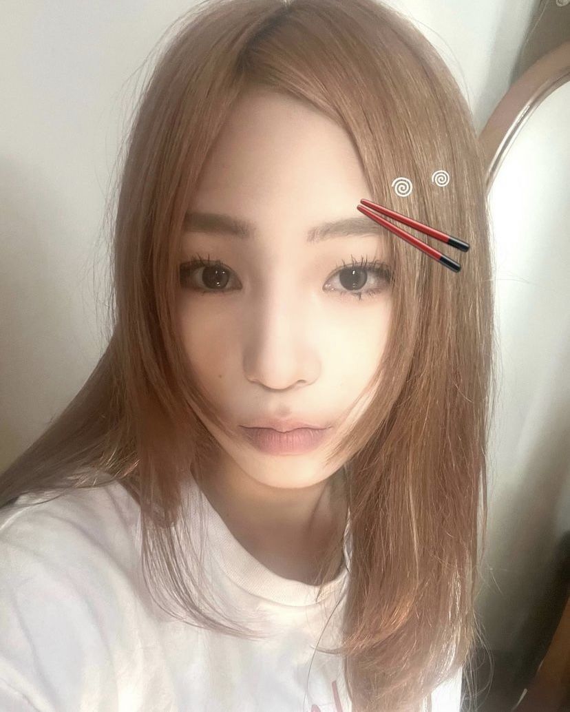Gái xinh mặc áo trong suốt chụp selfie trong nhà