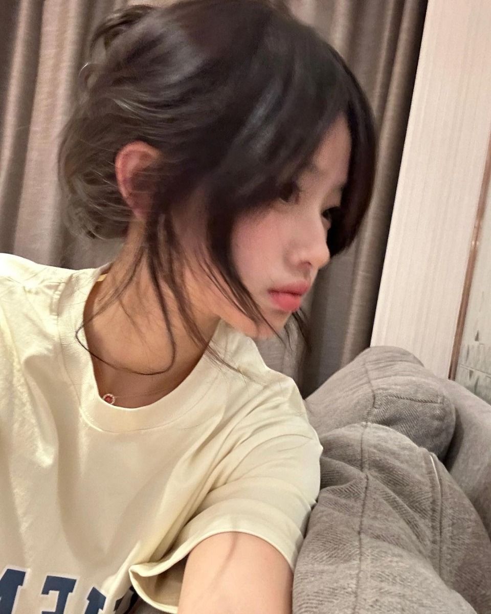 Gái xinh mặc áo trong suốt tạo dáng chụp ảnh selfie