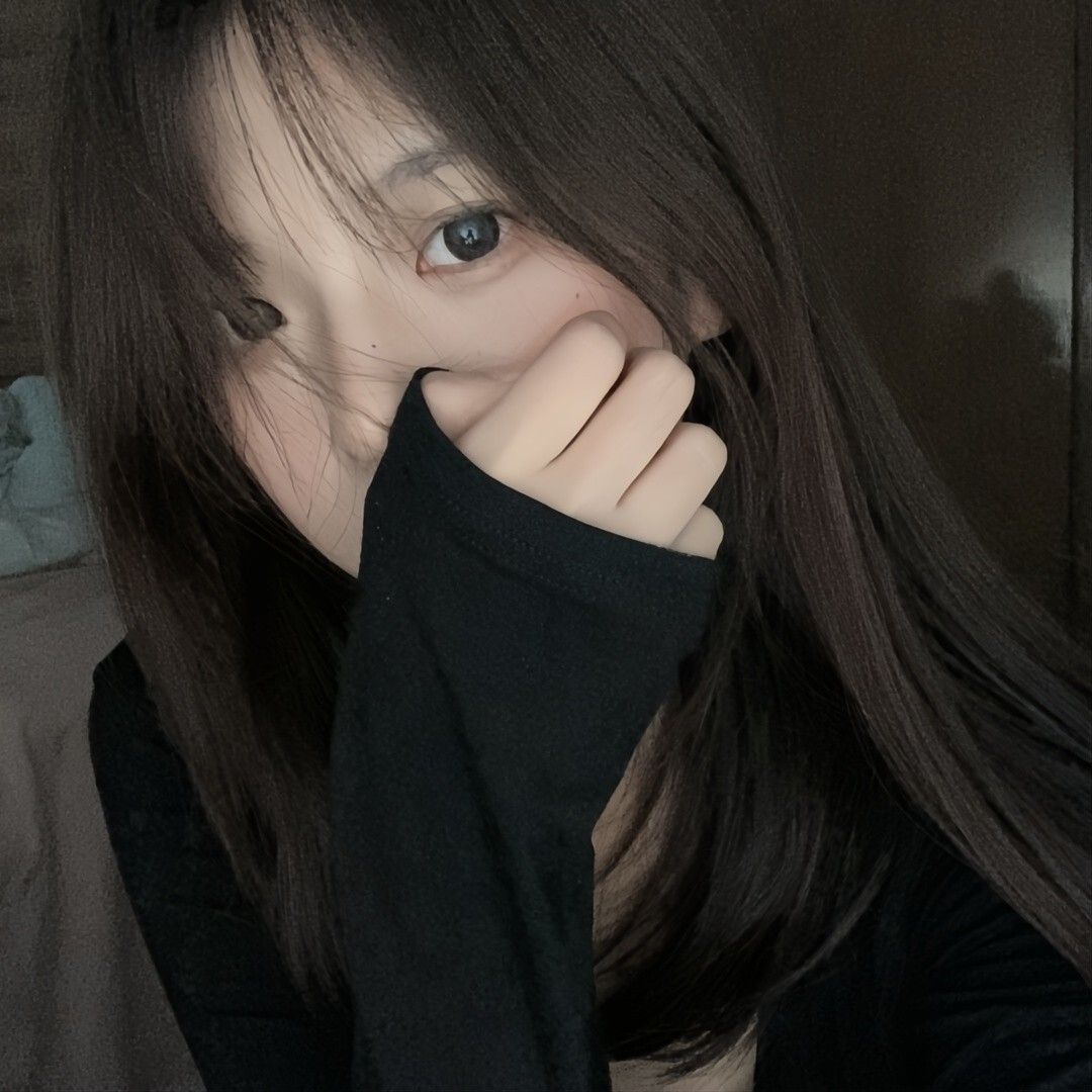 Gái xinh mặc áo trong suốt tạo dáng selfie trong phòng