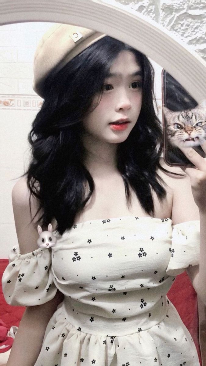Gái xinh mặc bikini màu trắng trong suốt chụp selfie trong gương