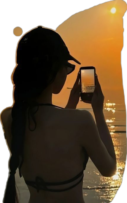 Gái xinh mặc bikini và phụ kiện chụp ảnh hoàng hôn trên biển