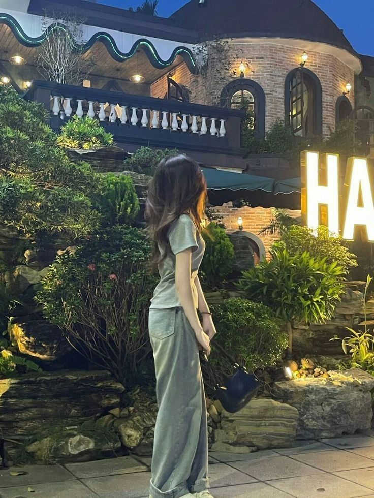 Gái xinh mặc bộ đồ thể thao bên cạnh nhà hàng
