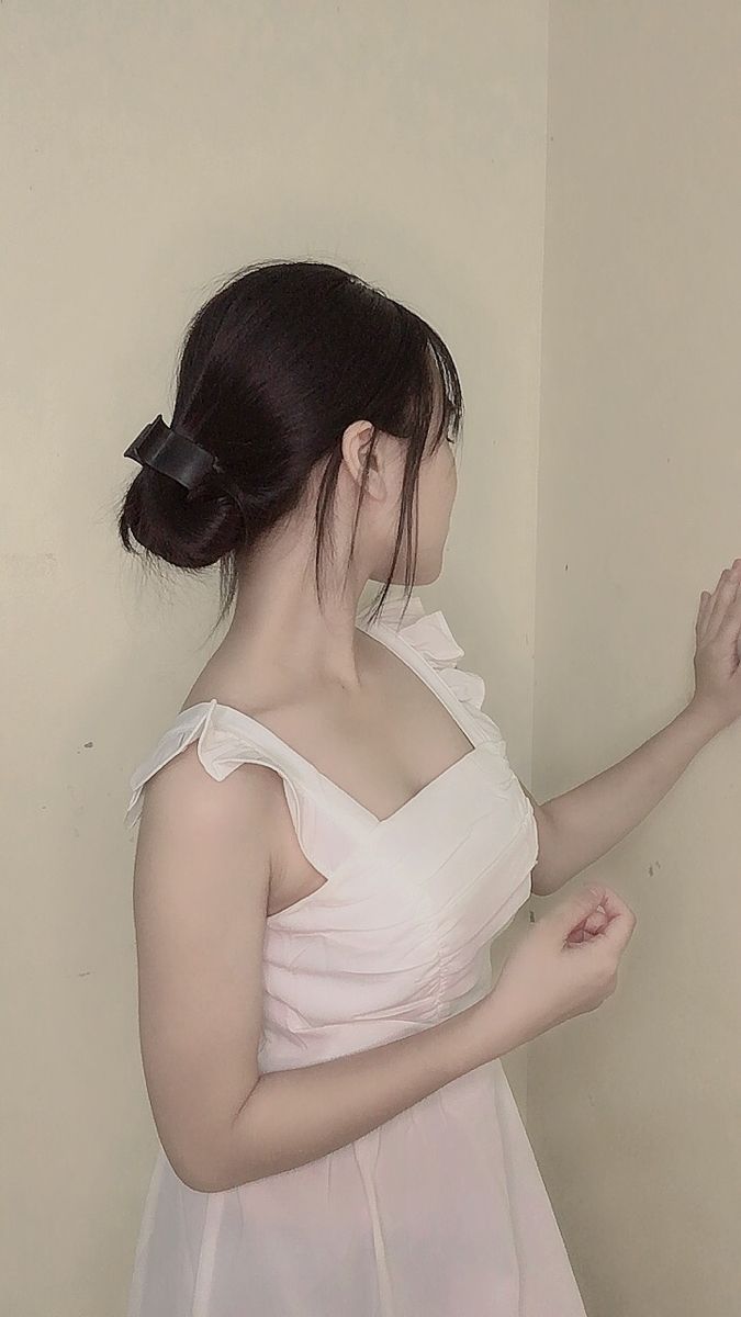 Gái xinh mặc đầm trắng duyên dáng trong không gian đơn giản