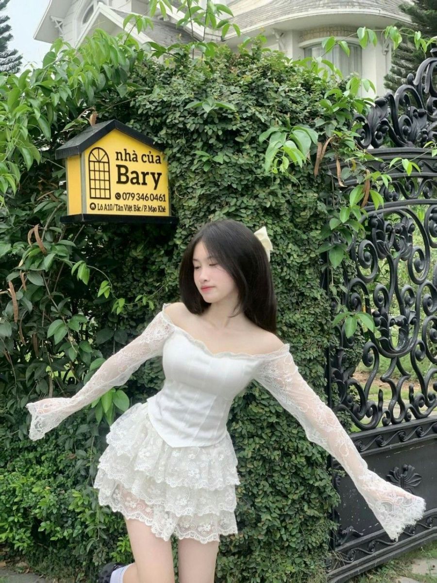 Gái xinh mặc váy trắng bên ngôi nhà biển đẹp