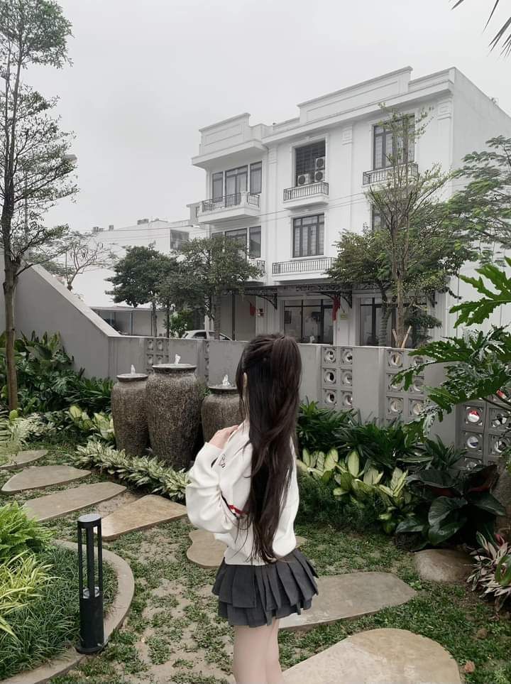 Gái xinh mặc váy trắng cùng áo len trang nhã