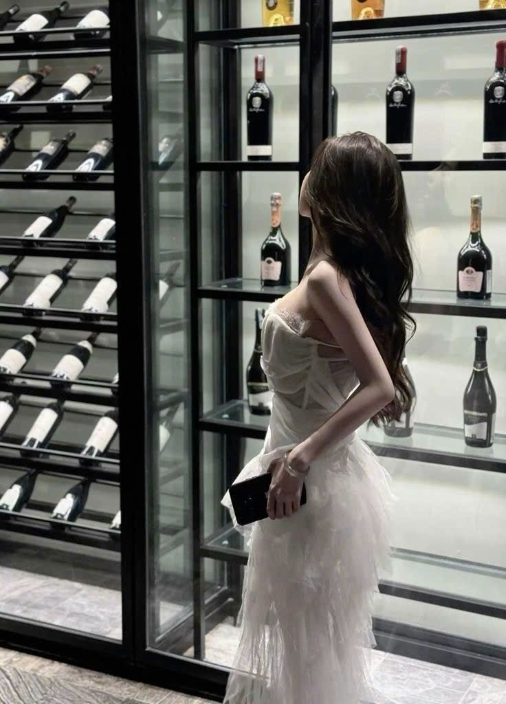 Gái xinh mặc váy trắng tại quán bar sang trọng