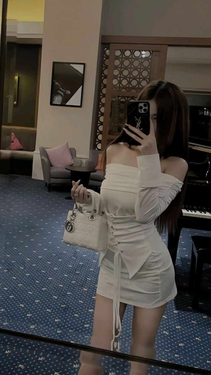 Gái xinh mặc váy trắng tạo dáng selfie trong không gian sang trọng