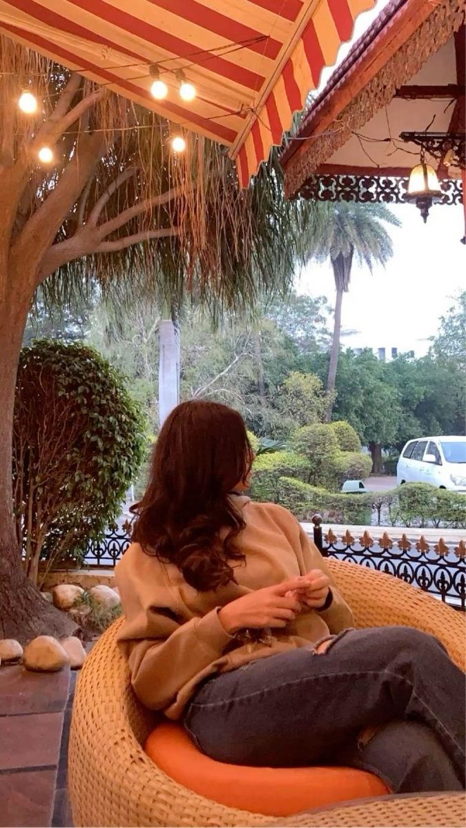 Gái xinh ngồi trên ghế sofa với áo sweater màu kem