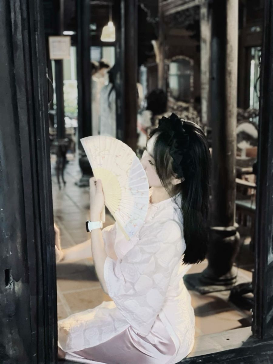 Gái xinh trong áo dài hồng bên cửa cam quất