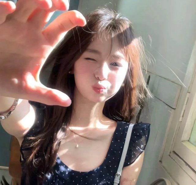 Gái xinh trong áo hai dây màu đen cuốn hút