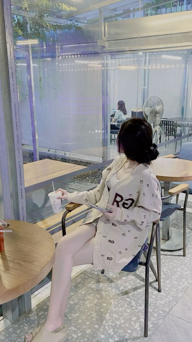 Gái xinh trong áo khoác cardigan tại quán cà phê
