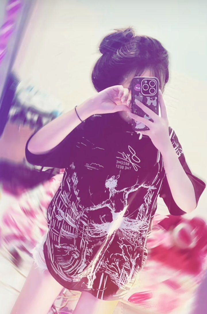 Gái xinh trong áo phông rộng chụp selfie vui vẻ