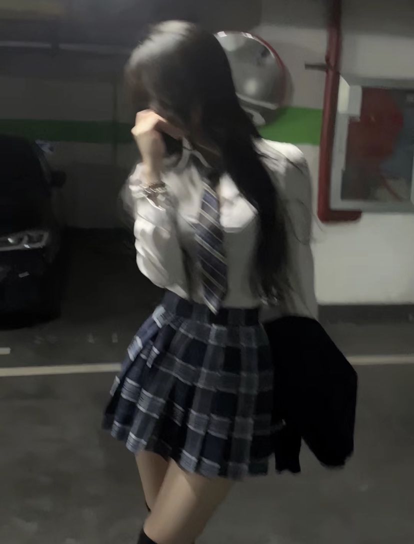 Gái xinh trong áo sơ mi trắng và chân váy duyên dáng
