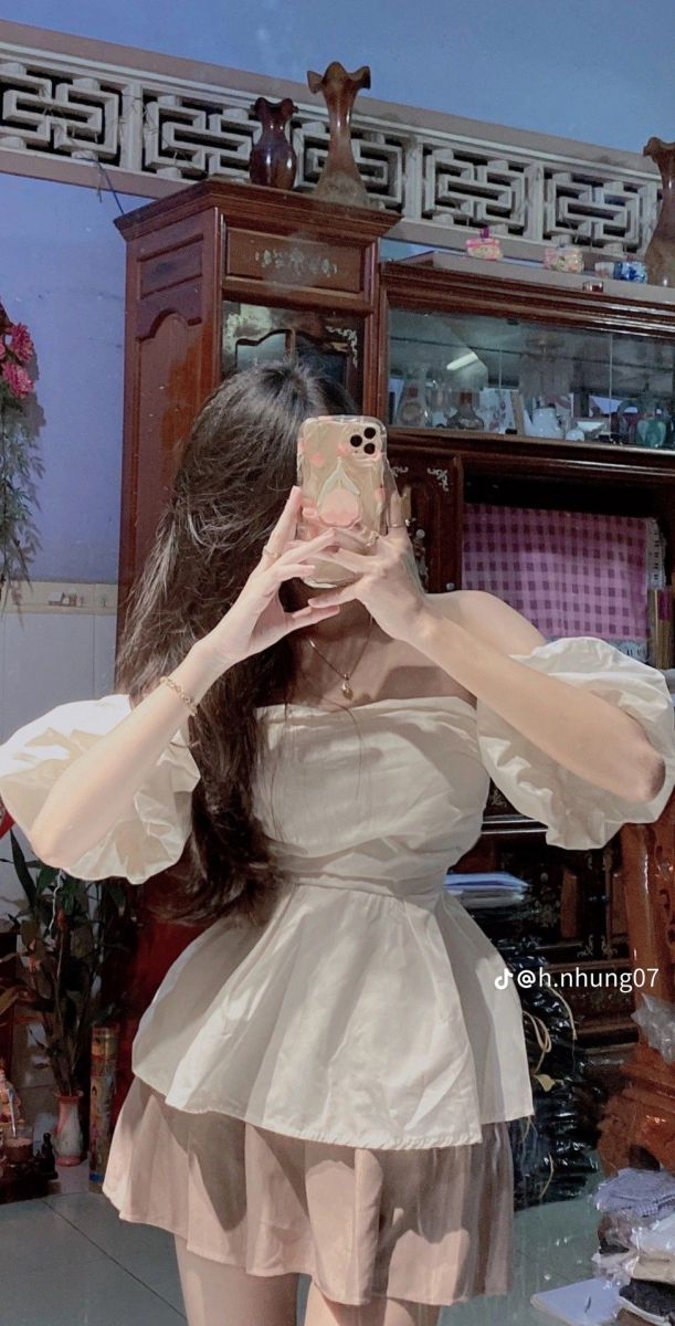 Gái xinh trong áo trắng bồng tay chần váy ngắn selfie đẹp