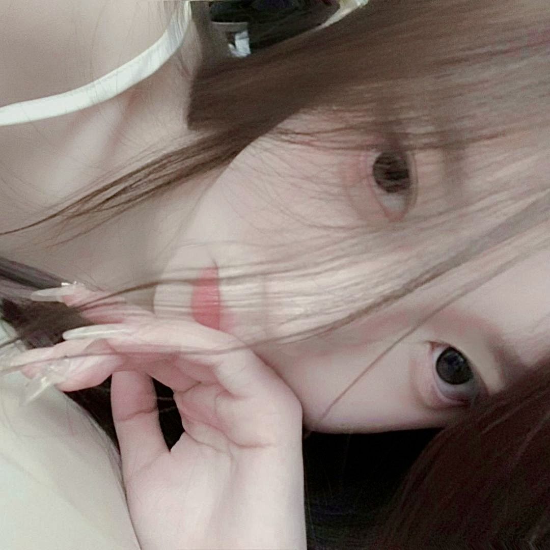 Gái xinh trong áo trắng nghiêng người trên giường