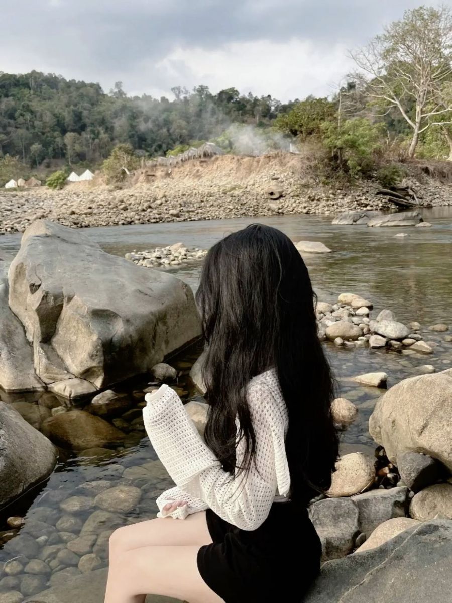 Gái xinh trong áo trắng tay dài bên sông ngắm cảnh thiên nhiên