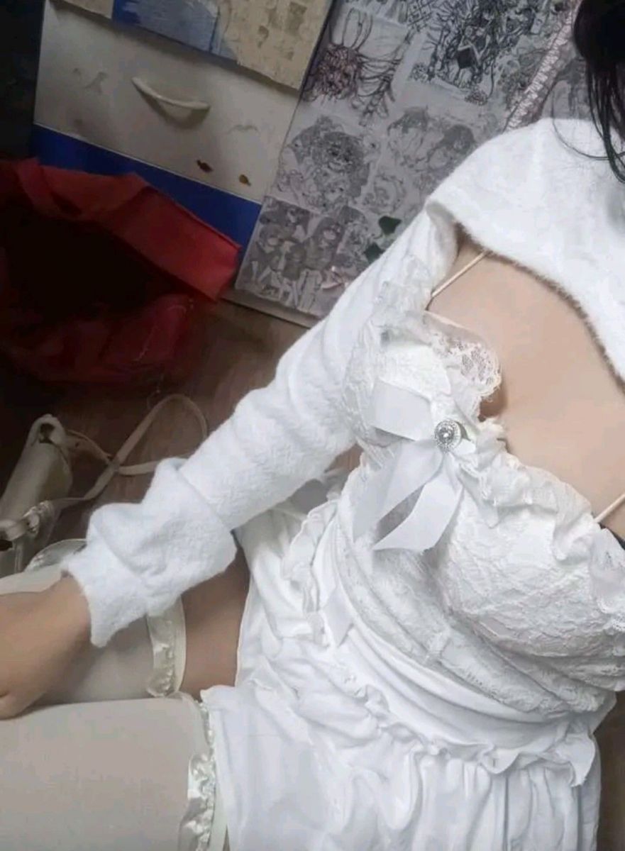 Gái xinh trong bộ đồ trắng ngồi giữa phòng
