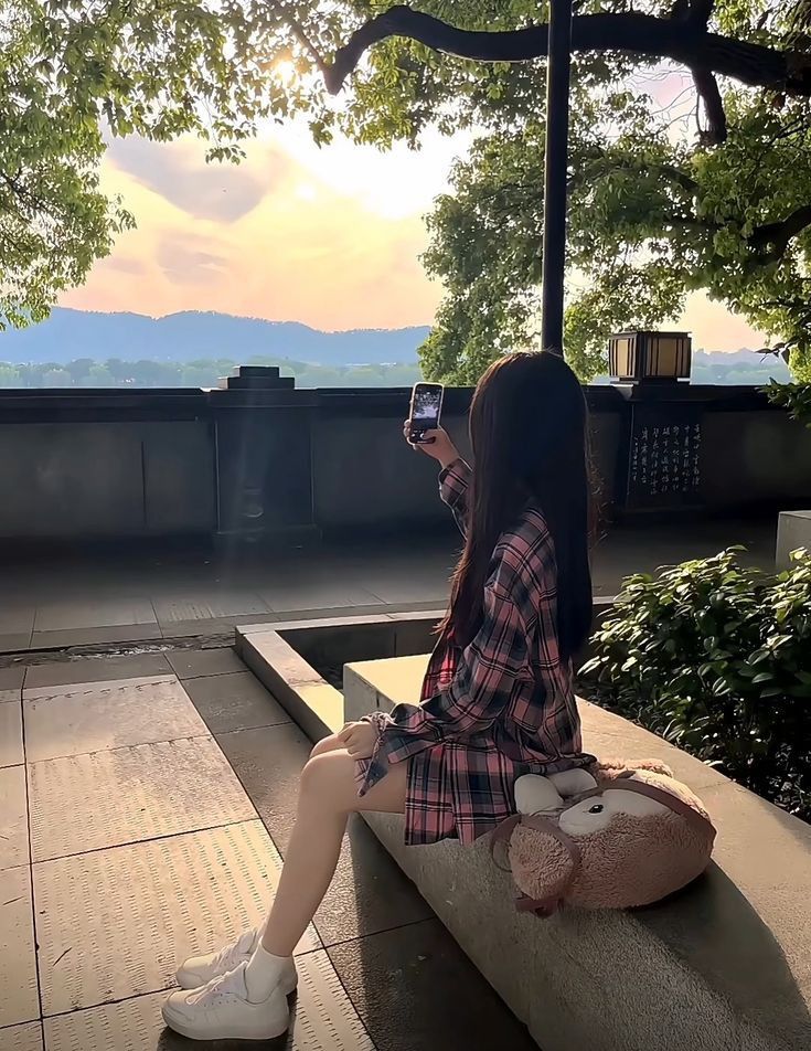Gái xinh trong chiếc áo sơ mi ngồi trên ghế đá chụp hình đẹp