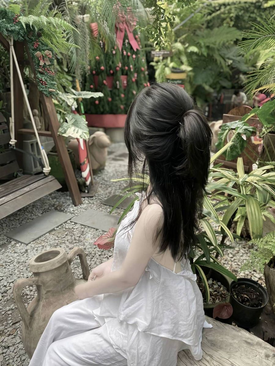 Gái xinh trong khu vườn xanh mát với áo trắng
