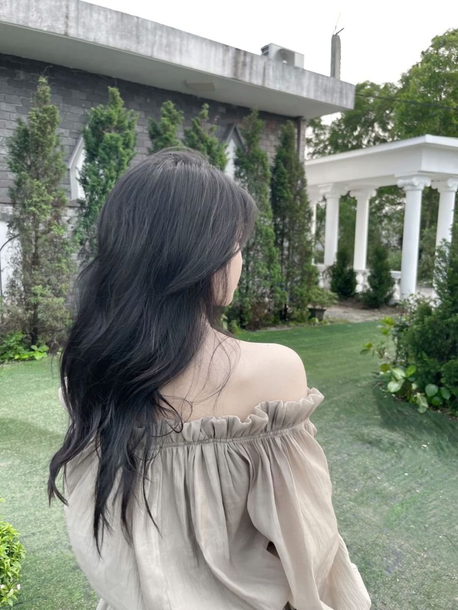 Gái xinh trong khu vườn xanh mát với áo tre vai màu bé