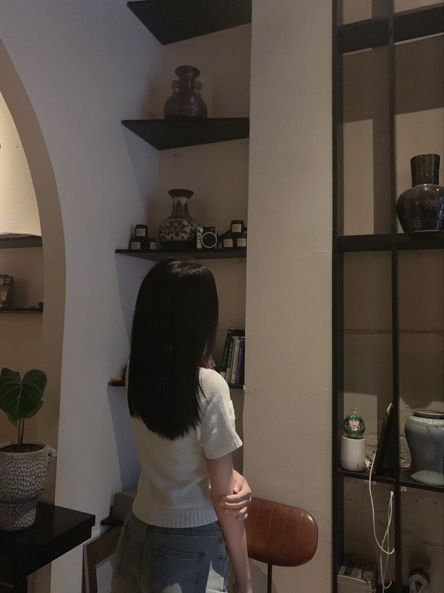Gái xinh trong trang phục áo trắng và quần jeans
