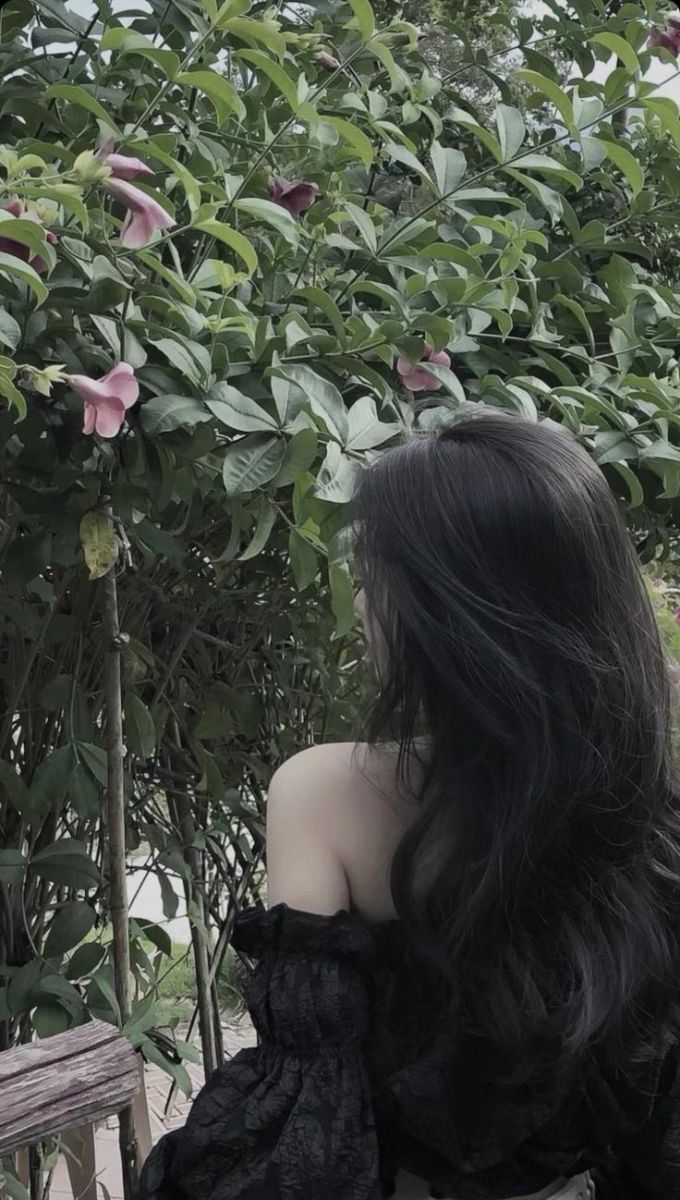 Gái xinh trong trang phục áo trễ vai bên những bông hoa