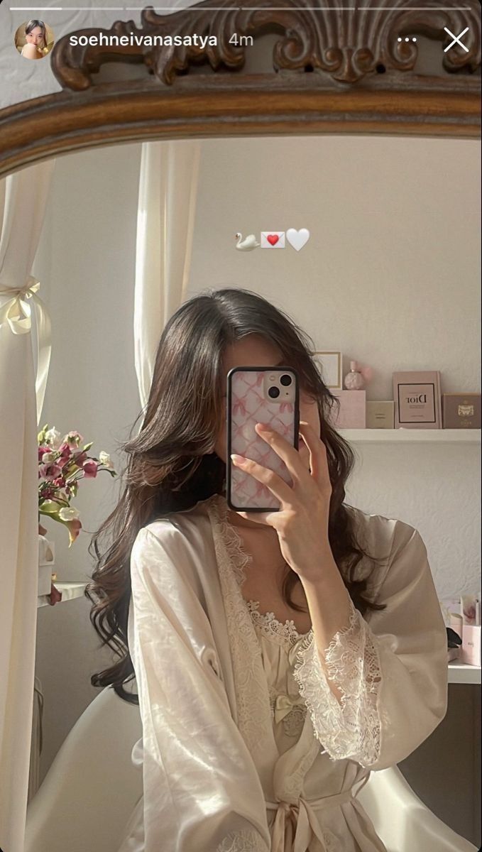 Gái xinh với áo choàng lụa trắng trong phòng ngập ánh sáng