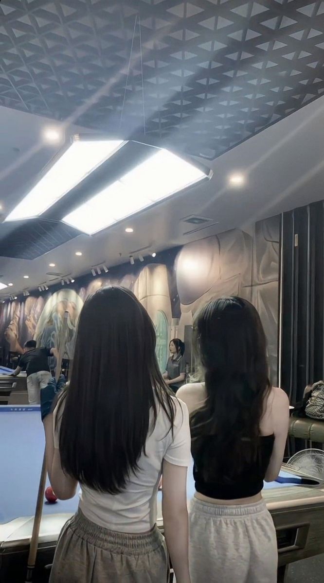 Hai cô gái xinh đẹp trong trang phục thể thao