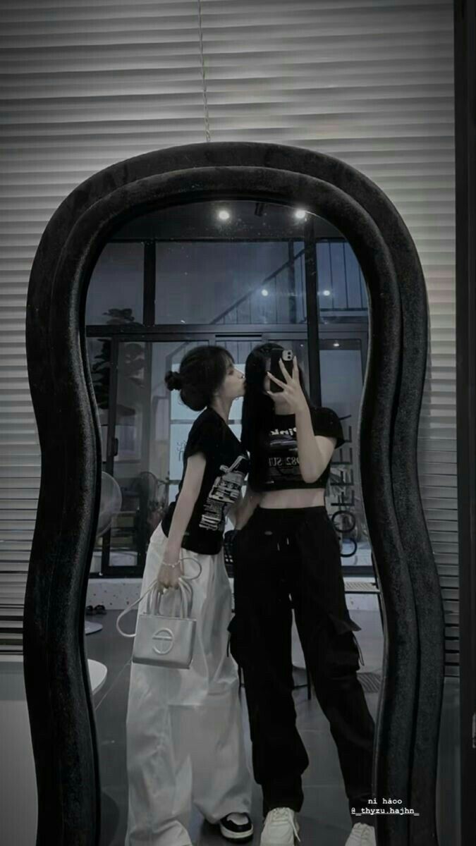 Hình ảnh hai người phụ nữ trẻ chụp selfie