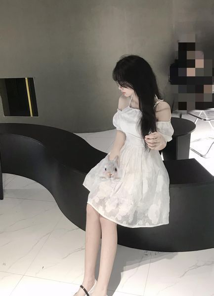 Hình con gái đẹp dễ thương trong không gian nhà ấm cúng