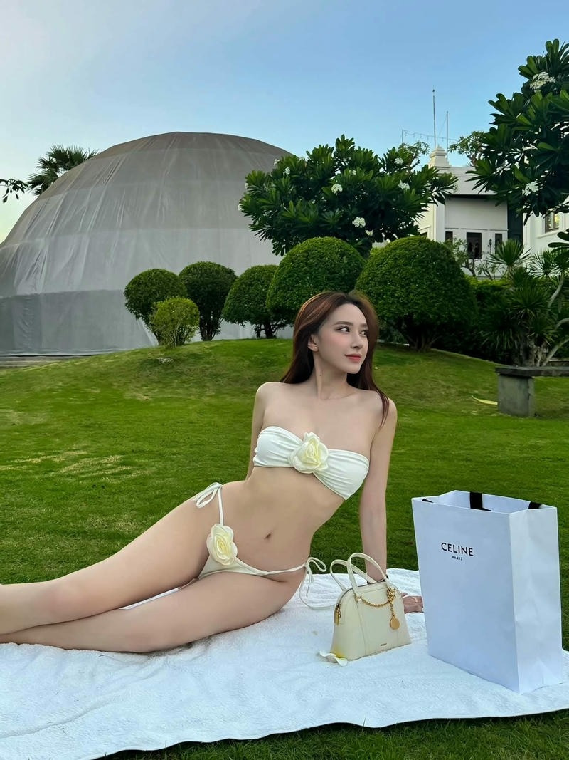 Gai-mac-bikini-trong-suot-goi-cam-mua-he_clean
