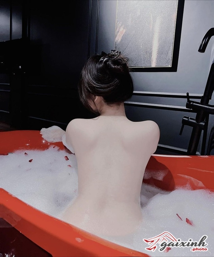gai-xinh-coi-do-khoe-hang_clean