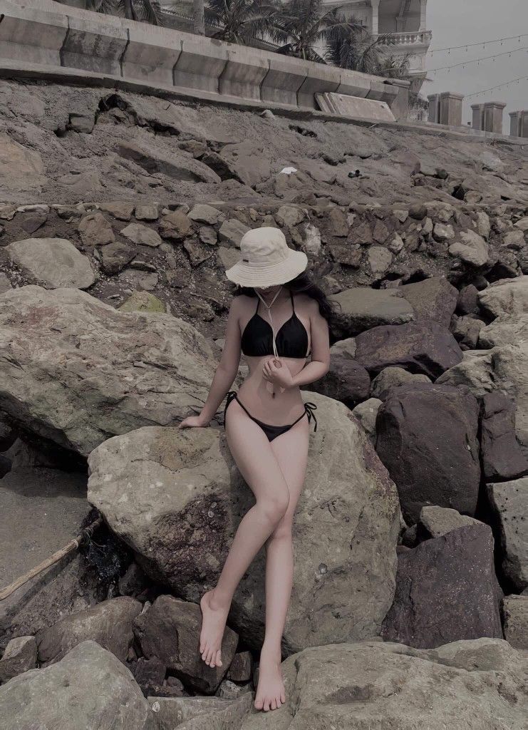 Gái Bikini Đẹp Tự Nhiên Trên Đá Ven Biển