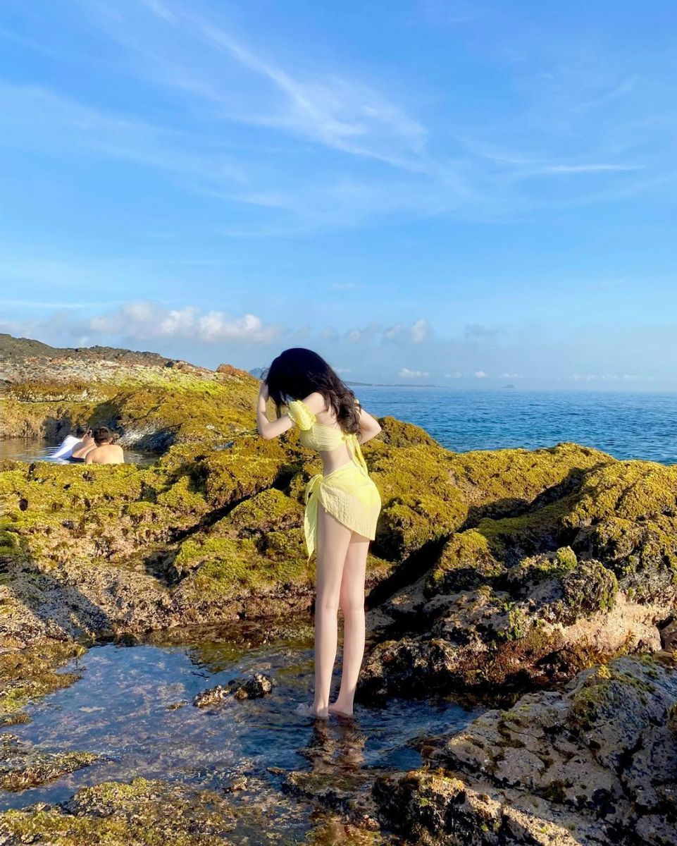 Gái Bikini Màu Vàng Dưới Nước Đẹp Mắt