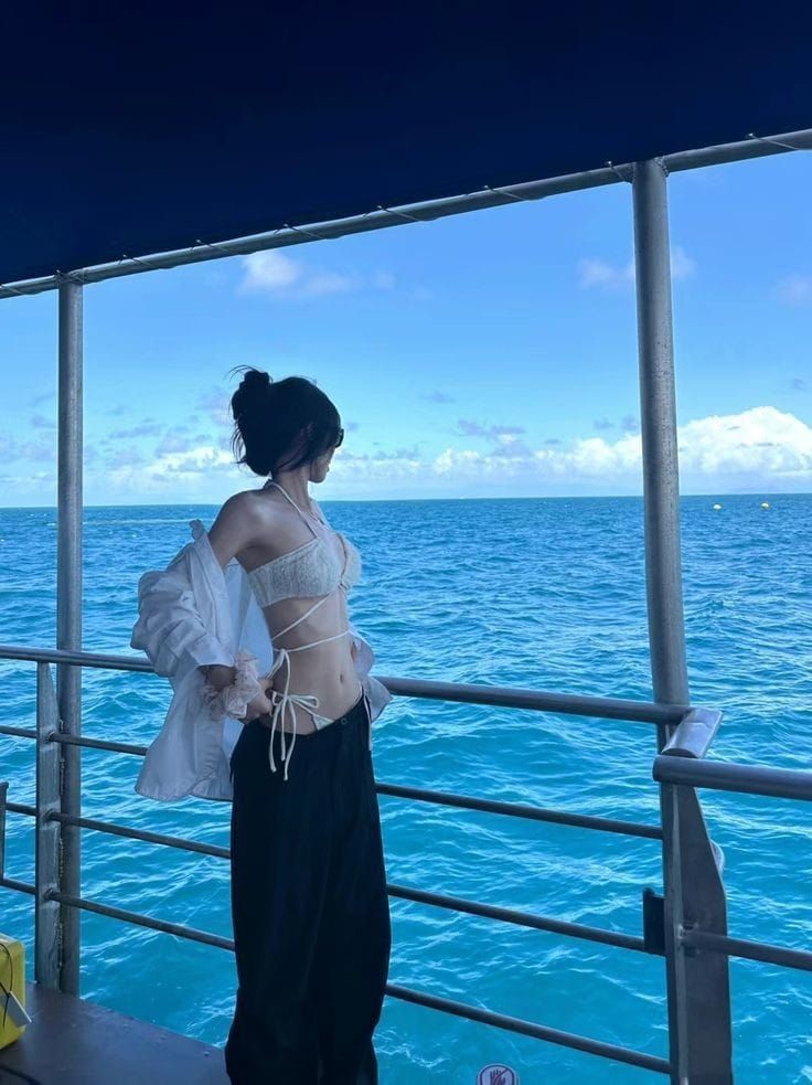 Gái Bikini Trẻ Mặc Áo Khoác Ngoài Trên Boong Tàu
