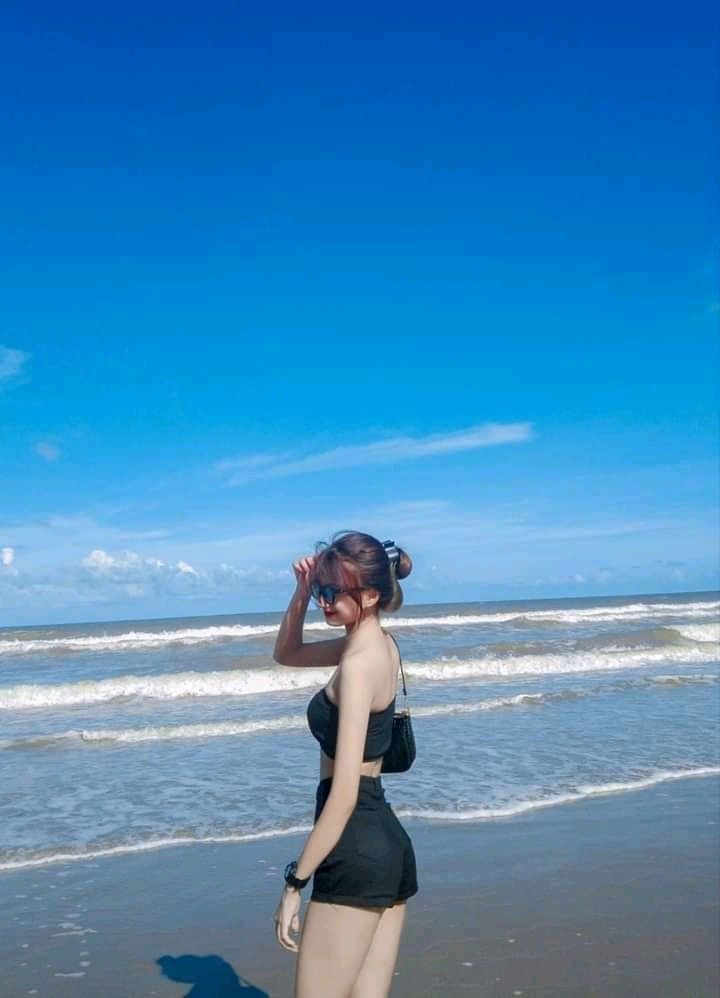 Gái Mặc Bikini Đáng Yêu Bên Biển Tây Chè
