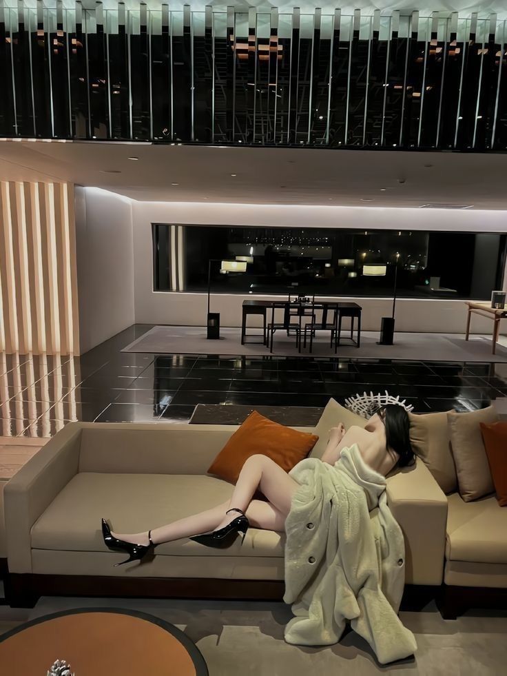 Gái Mặc Váy Ngủ Thư Giãn Trên Sofa Hiện Đại