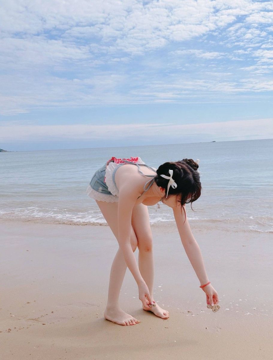 Gái Trẻ Mặc Áo Hải Dây Và Quần Sooc Cũi Xuống