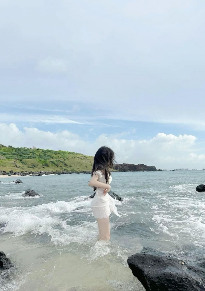 Gái Trẻ Mặc Áo Thun Trắng Giữa Biển Nước Vô Bọt