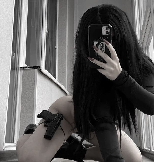 Gái Trẻ Mặc Đồ Đen Ngồi Trên Sân Nhà