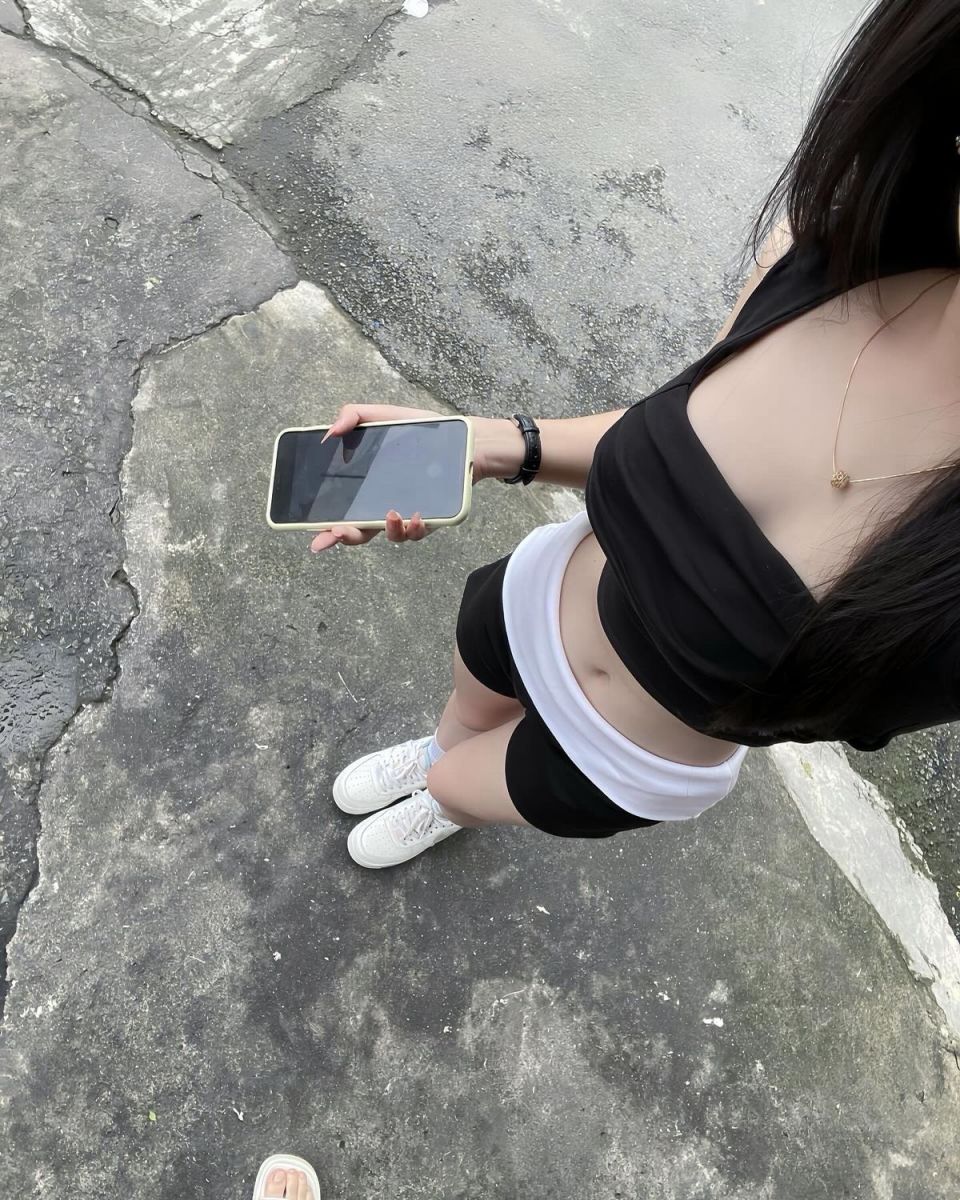 Gái Trẻ Trong Trang Phục Thể Thao Đen Trắng